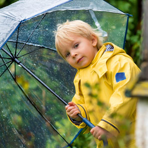 ©iStock.com/tatyana_tomsickova; kleiner Junge mit Regenschirm