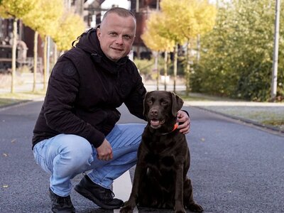 Thorsten Habel mit Assistenzhündin Hanni