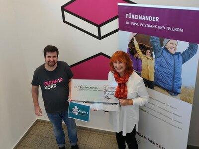 Jan Kluge übergibt Spendenscheck an Kathrin Fischer vom Betreuungswerk